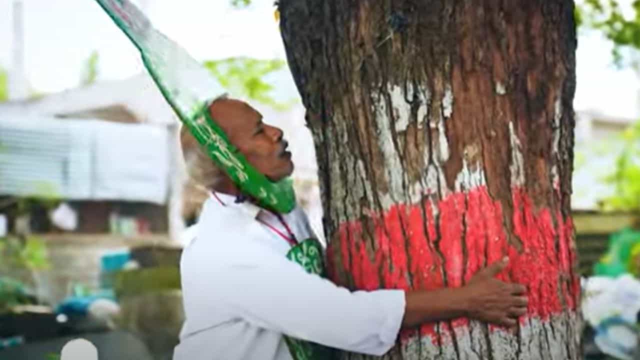 Tree man of India: সবুজ পৃথিবী গড়াই লক্ষ্য, ১ কোটির বেশি গাছ লাগিয়ে 'বৃক্ষ মানব' হয়ে উঠেছেন রামাইয়া Tree man of India: সবুজ পৃথিবী গড়াই লক্ষ্য, ১ কোটির বেশি গাছ লাগিয়ে 'বৃক্ষ মানব' হয়ে উঠেছেন রামাইয়া