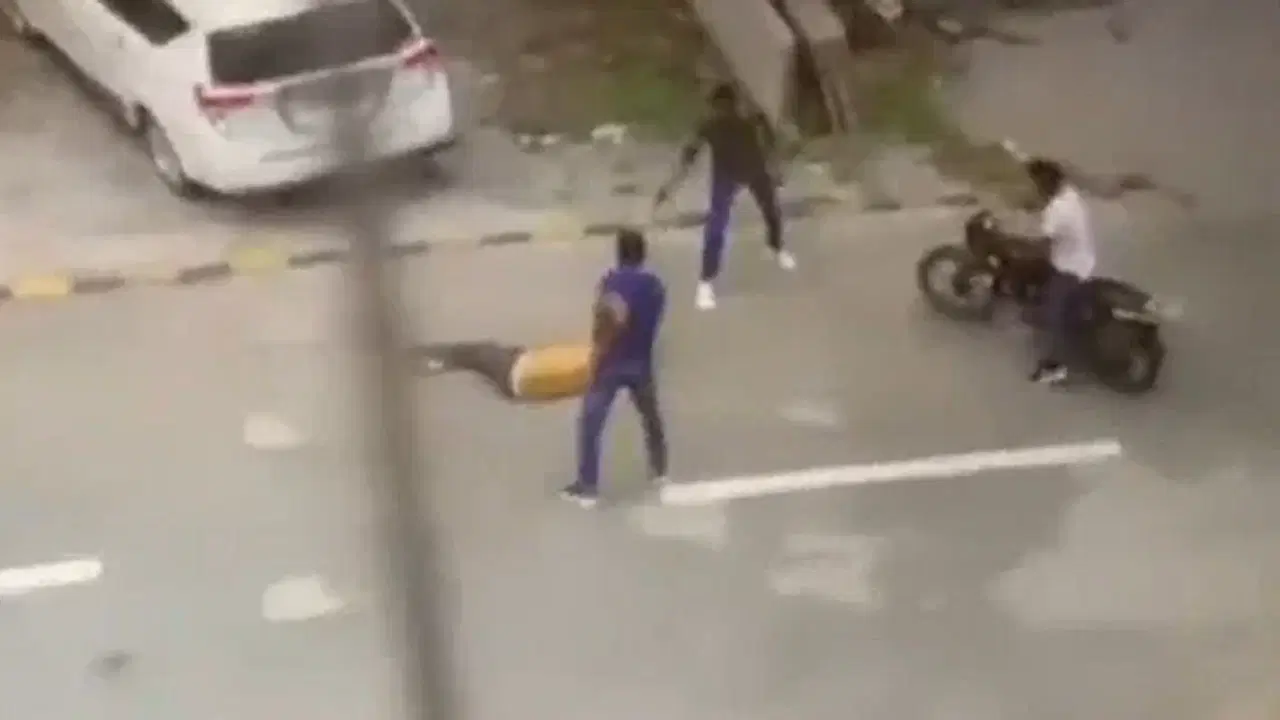 Viral Video: বাড়ির বাইরেই গুলিতে ঝাঁঝরা বিজেপি নেতা, যোগী-রাজ্যে গোষ্ঠীদ্বন্দ্ব?