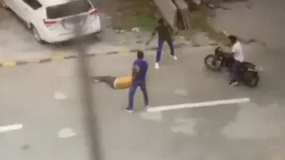 Viral Video: বাড়ির বাইরেই গুলিতে ঝাঁঝরা বিজেপি নেতা, যোগী-রাজ্যে গোষ্ঠীদ্বন্দ্ব? Viral Video: বাড়ির বাইরেই গুলিতে ঝাঁঝরা বিজেপি নেতা, যোগী-রাজ্যে গোষ্ঠীদ্বন্দ্ব?