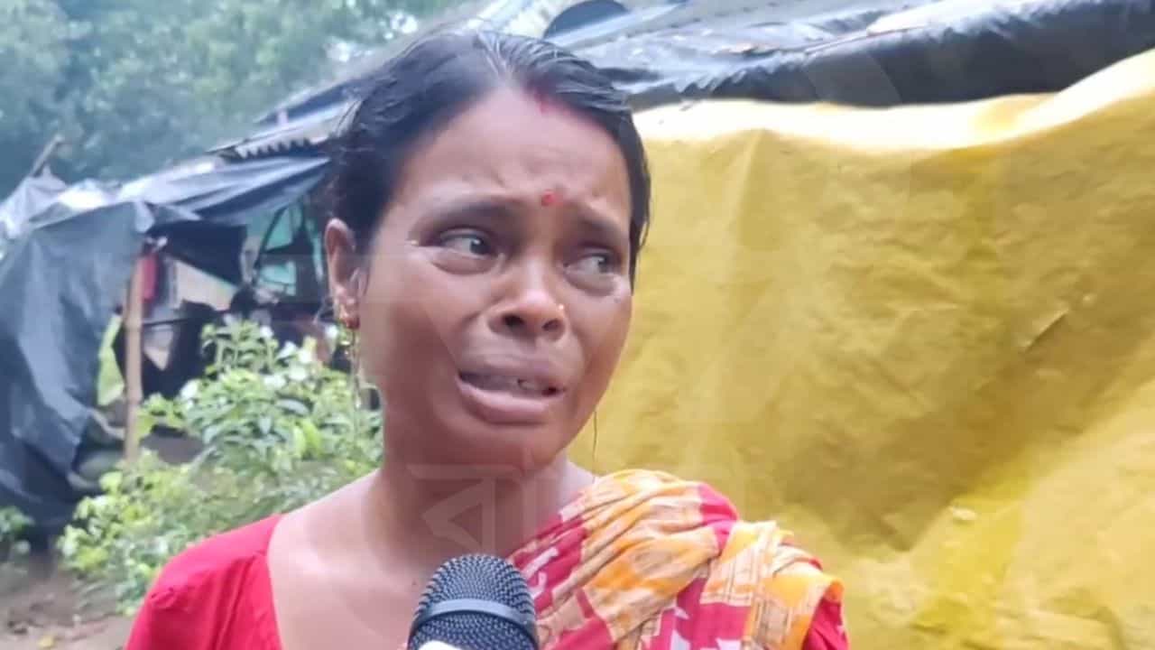 Drinking Water Problem: '৪ দিন জল পাচ্ছি না...', আদিবাসী পরিবারকে 'জলে মারা'র ফতোয়া মাতব্বরদের Drinking Water Problem: '৪ দিন জল পাচ্ছি না...', আদিবাসী পরিবারকে 'জলে মারা'র ফতোয়া মাতব্বরদের