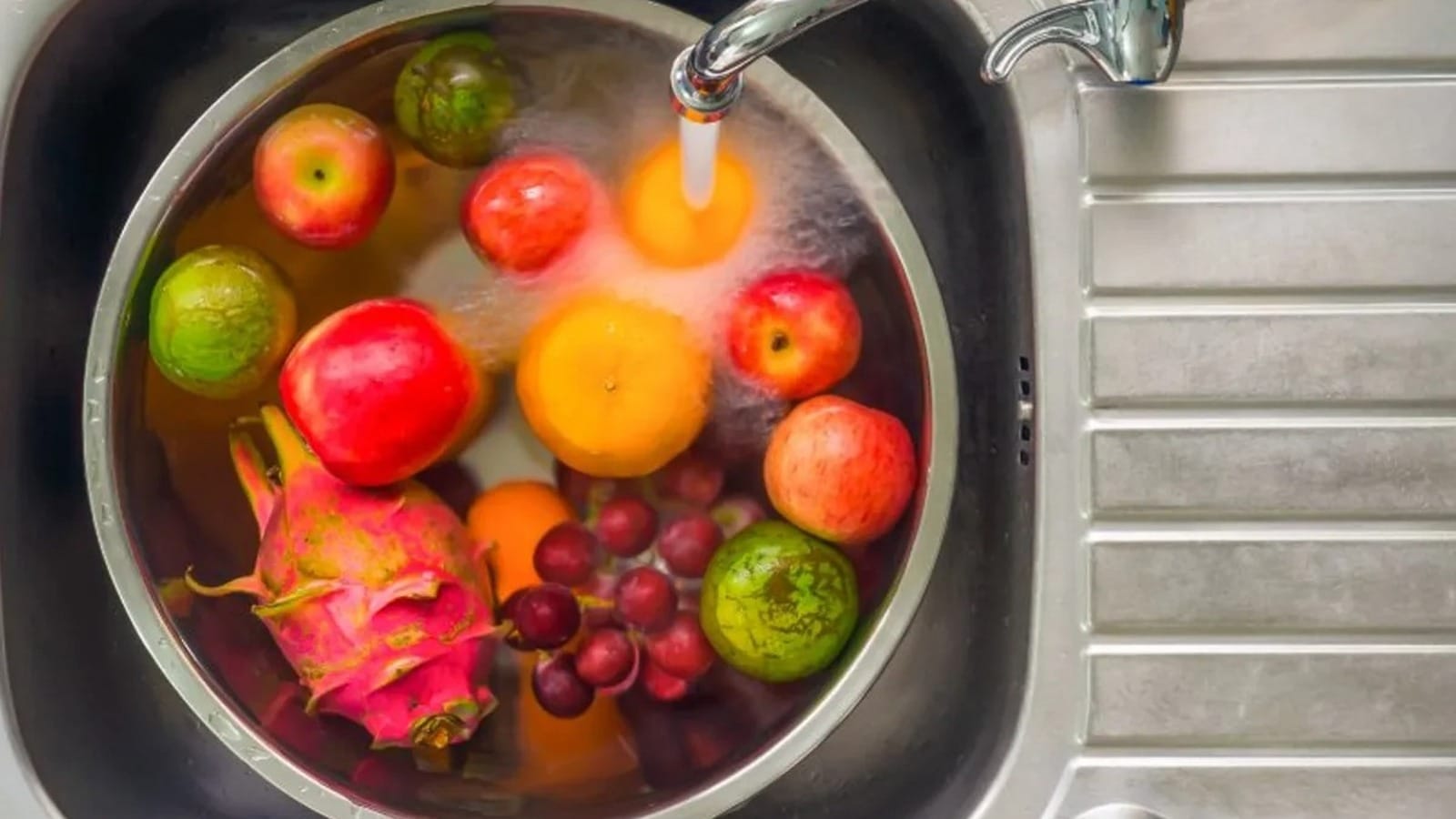 Monsoon Fruits ফল খেলে হতে পারে ডায়ারিয়া! Bengali News Eating