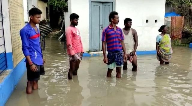 Education System: হাঁটু জলে ডুবে শিশু শিক্ষা কেন্দ্র!