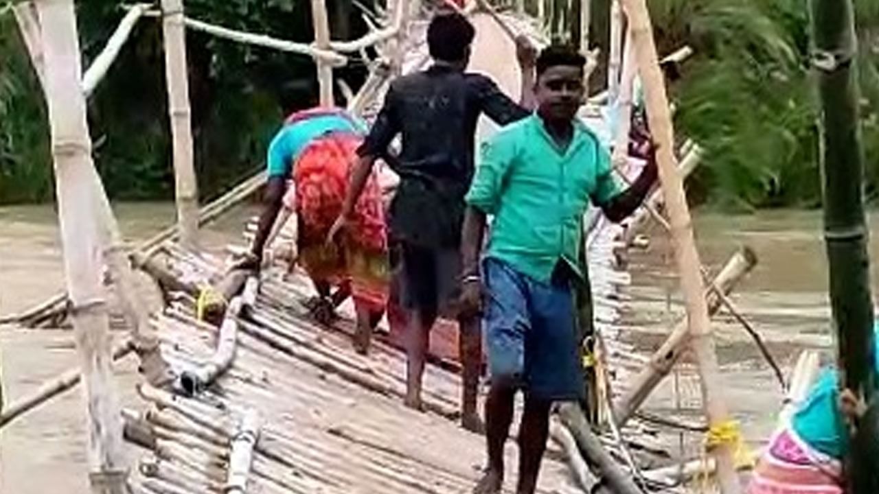 Bridge Collapse জলের তোড়ে ভেসে গেল শালী নদীর সাঁকো, যোগাযোগ বিচ্ছিন্ন