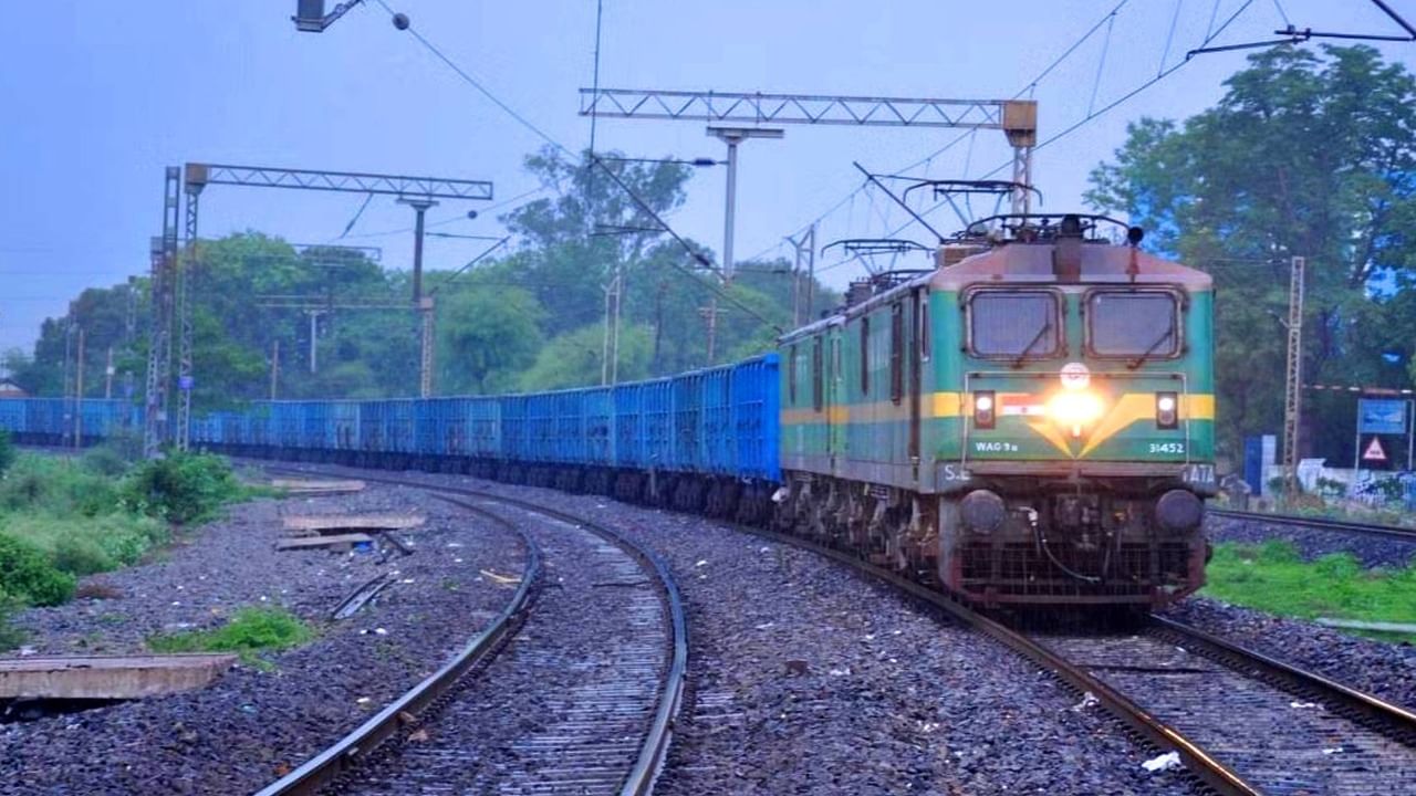 Super Vasuki Train: ৬টি ইঞ্জিনে চলে এই ট্রেন