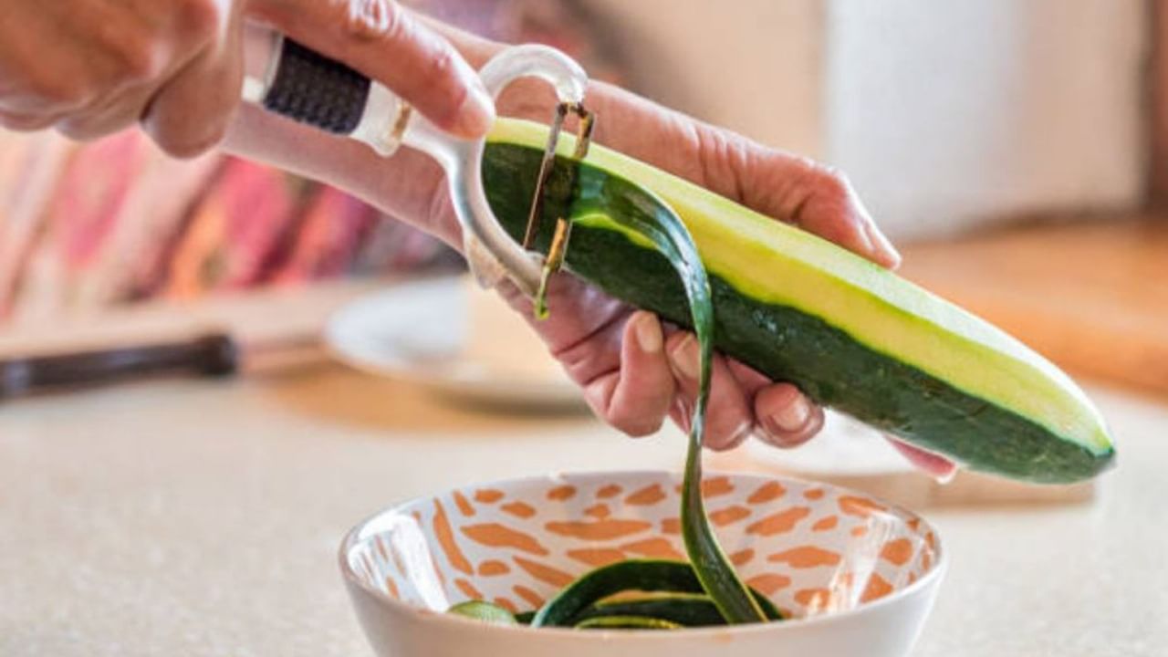 Cucumber Skin Benefits: আর ফেলবেন না শসার খোসা