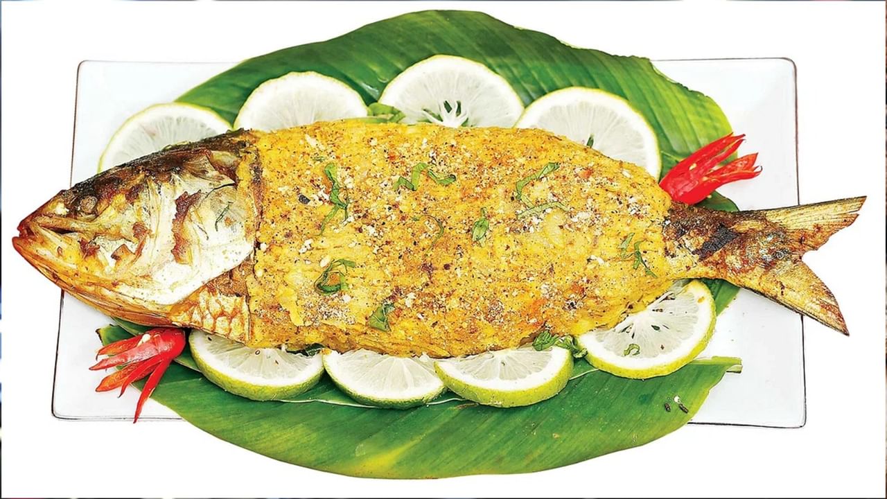 Hilsa Recipe: কখনও খেয়েছেন ‘কলাপাতায় ইলিশ ভাজা’? জেনে নিন কীভাবে বানাবেন এই পদ