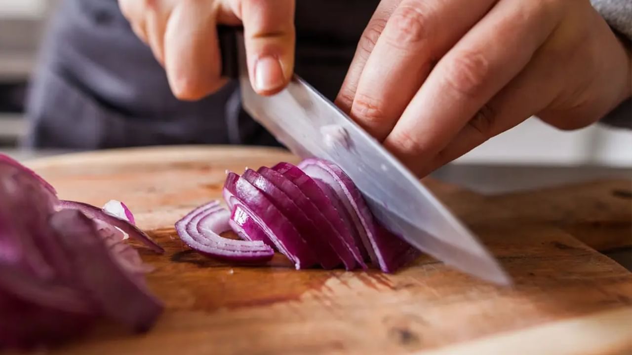 Onion Cutting Tips: কীভাবে পেঁয়াজ কেটে,রান্নায় বাড়াবেন স্বাদ!