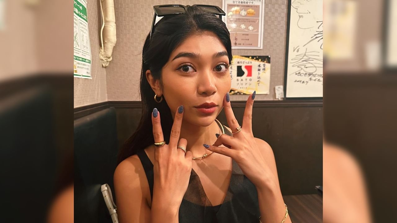 ১৭ বছর বয়স থেকে মডেলিং শুরু করেন। যেহেতু তাঁর নামের সঙ্গে পদবী ঘোষ। জাপানে তাঁকে 'হাফু' বা সংকর বলে বিদ্রুপও সইতে হয়েছে। 'মিস ওয়ার্ল্ড জাপান' খেতাব পাওয়ার পর অনেকে বলেছিলেন একজন খাঁটি জাপানিরই এই শিরোপা প্রাপ্য।