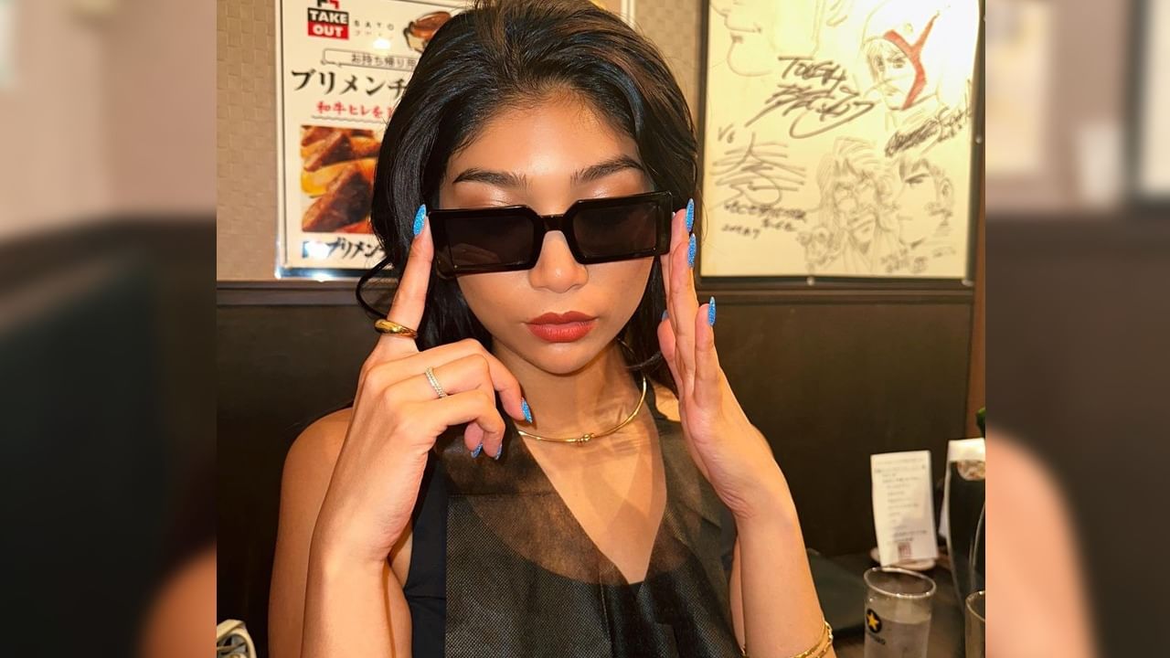 প্রিয়াঙ্কার ইয়োশিকাওয়া পদবীর সঙ্গে রয়েছে ঘোষও। তাঁর মা জাপানি, তবে বাবা বাঙালি। প্রিয়াঙ্কা শুধু বাঙালি পরিবারের মেয়েই নন। তাঁর শরীরে বইছে স্বাধীন ভারতে পশ্চিমবঙ্গের প্রথম মুখ্যমন্ত্রীর রক্তের যোগ। 