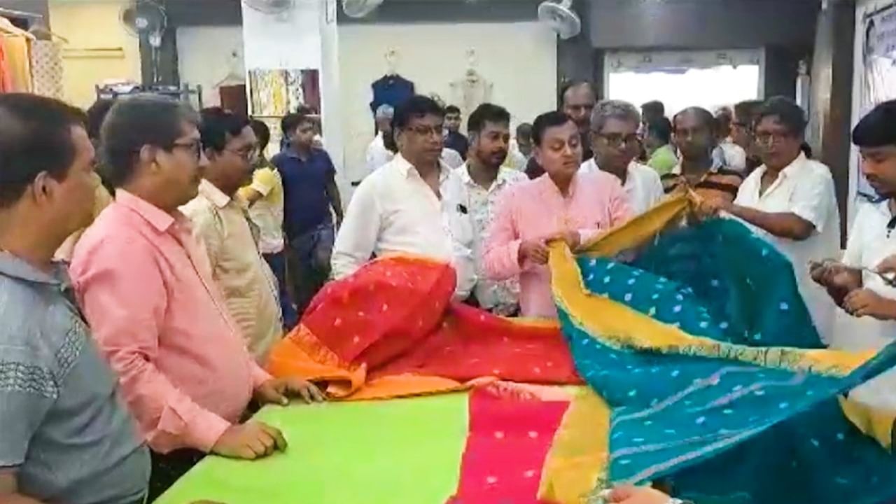 Durga Puja Saree: পুজোর আগে দুয়ারে শাড়ি!