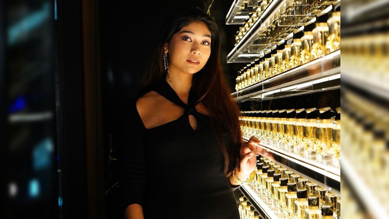 ১৯৪৭ সালে ভারত স্বাধীন হওয়ার পর বাংলার প্রথম মুখ্যমন্ত্রীর আসনে বসেছিলেন প্রফুল্ল ঘোষ। সেই প্রফুল্ল ঘোষের প্রপৌত্রী তিনি। কলকাতাতেও থেকেছেন একটা সময়। প্রফুল্ল ঘোষের ভাইপোর ছেলে অরুণ ঘোষ। 