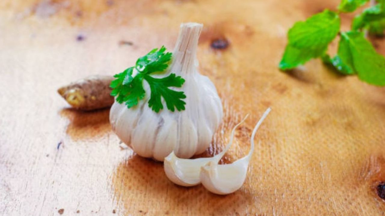 Side Effect of Garlic: রসুন প্রীতির বিপদ!