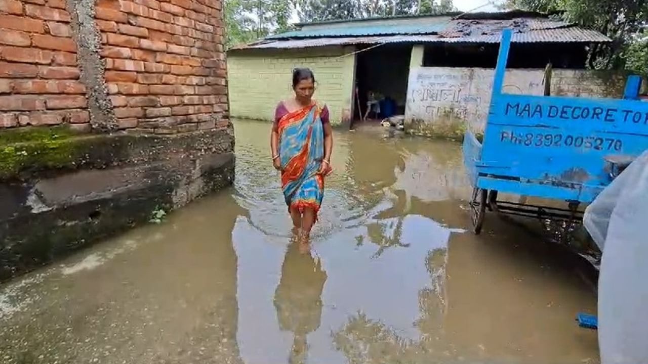 Jalpaiguri Heavy Rain: জল বাড়তেই ঘর ছেড়ে রাস্তায়!