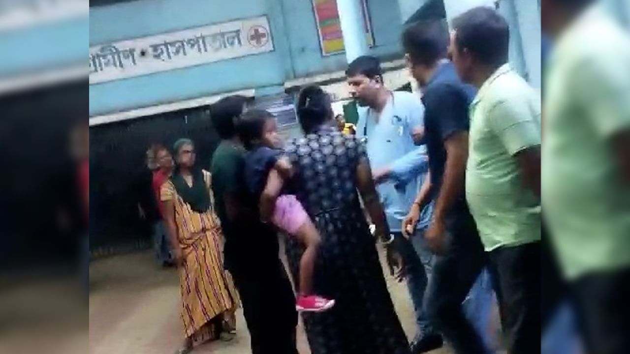 Dhupguri Hospital Agitation News: রোগীর আত্মীয়দের পেটাল চিকিৎসক! Dhupguri Hospital Agitation News: রোগীর আত্মীয়দের পেটাল চিকিৎসক!