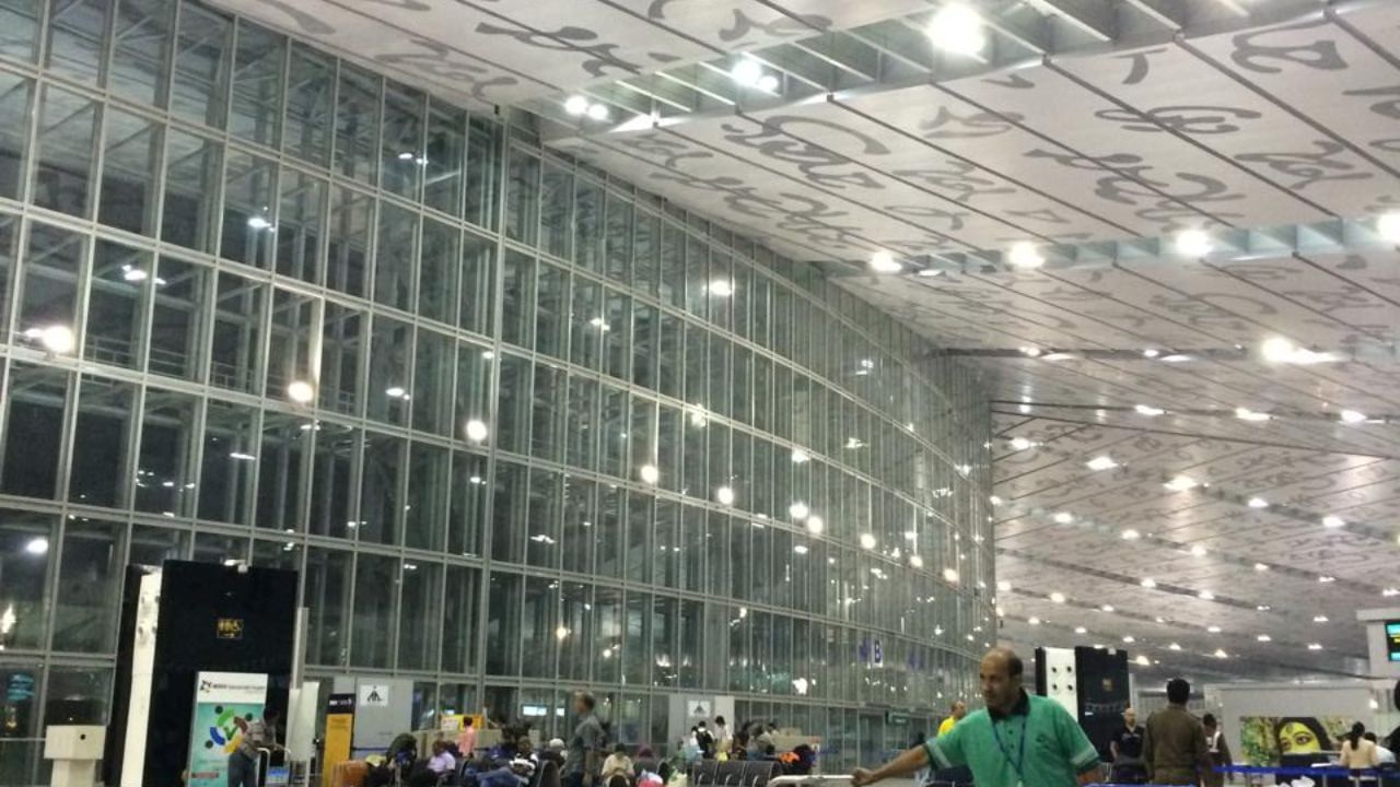 Airport: মাঝ আকাশে ধূমপান, বিমান বন্দরে নামতেই বিপত্তি