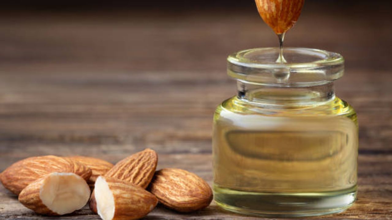 Almond Oil নাইট ক্রিমের খরচ বাঁচিয়ে দিতে পারে এই তেল, রাতে মাখলেই