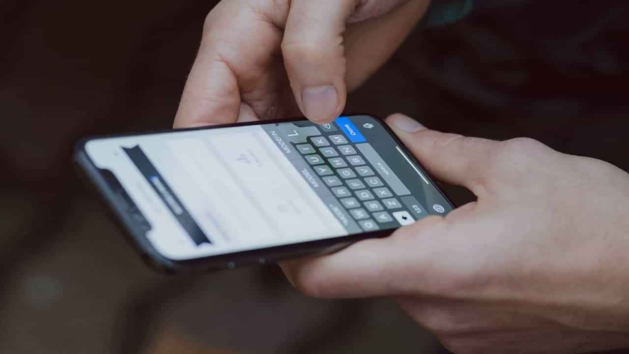 Keyboard Apps: ভুল ইংরেজি শুধরে দেবে অ্যান্ড্রয়েড ফোন নিজেই, দারুণ কাজের এই 5 অ্যাপ Keyboard Apps: ভুল ইংরেজি শুধরে দেবে অ্যান্ড্রয়েড ফোন নিজেই, দারুণ কাজের এই 5 অ্যাপ