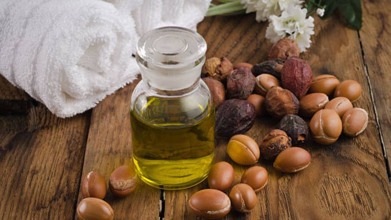 Argan Oil for Skin: রোদে পোড়া চেহারায় জৌলুস এনে দেবে অর্গান অয়েল, তৈলাক্ত ত্বকেও মাখুন এই তেল