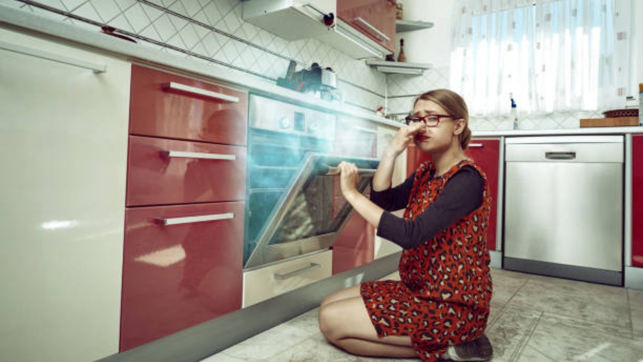 দুটো আলু মাঝ বরাবর কেটে তাতে নুন মাখিয়েও ফ্রিজে রেখে দিতে পারেন। এই পদ্ধতি মানলে বেশ কিছুটা গন্ধ দূর করা সম্ভব। 