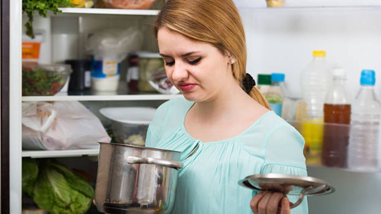 ফ্রিজে একটা বাটিতে দু চামচ ভিনিগার আর এক চামচ জল মিশিয়ে রেখে দিন। এতে গন্ধ অনেকটাই দূর হয়। 