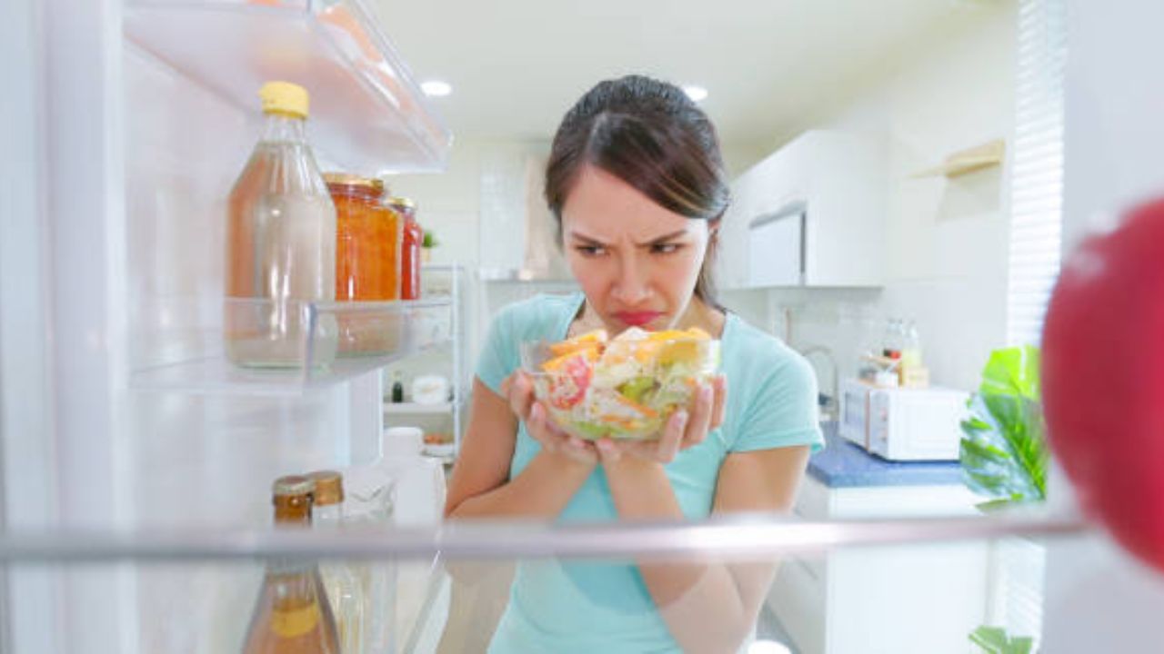 ফ্রিজের দরজা খুললে অনেক সময়ই বিদঘুটে গন্ধ ছাড়ে। বেশি মাছ রাখলে এমনটা হয় অনেকসময়ই। তখন কী ভাবে সমাধান করা যাবে সেই সূত্র কেউ খুঁজে পায় না। 