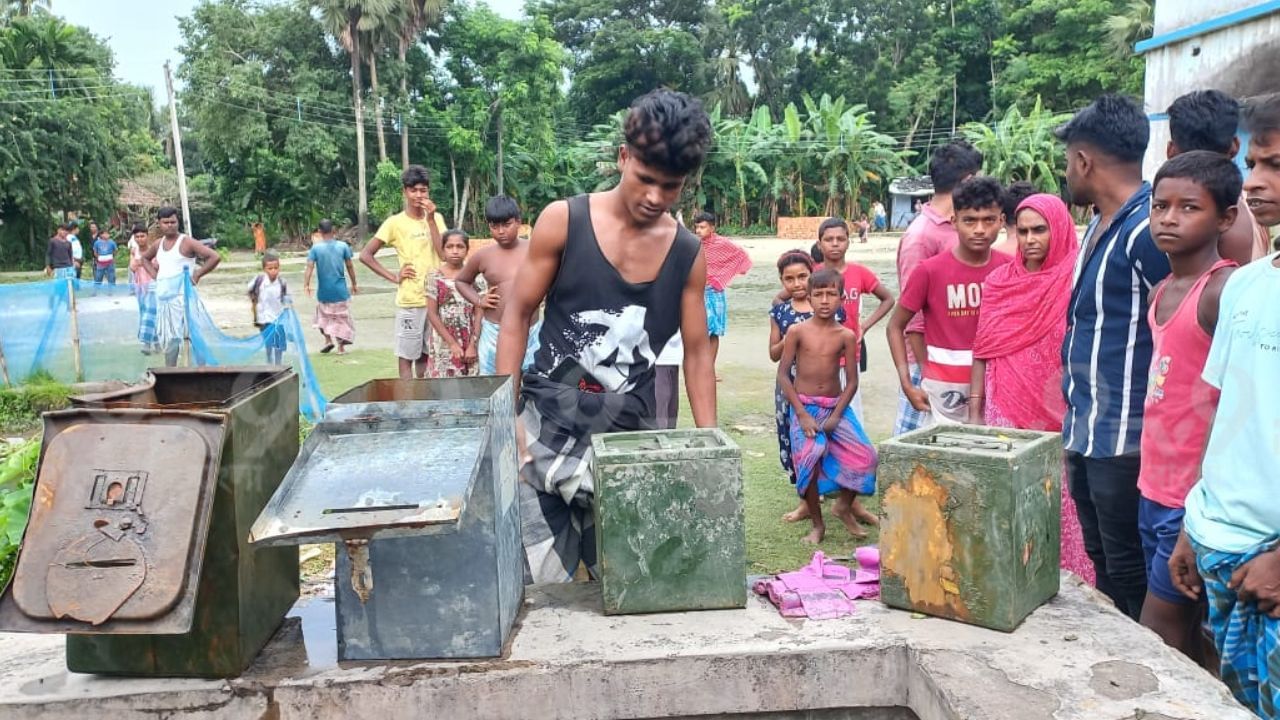 Ballot Box: দেখুক পাড়া-পড়শিতে... মাছ ধরার জালে উঠে এল 'গণতন্ত্র'