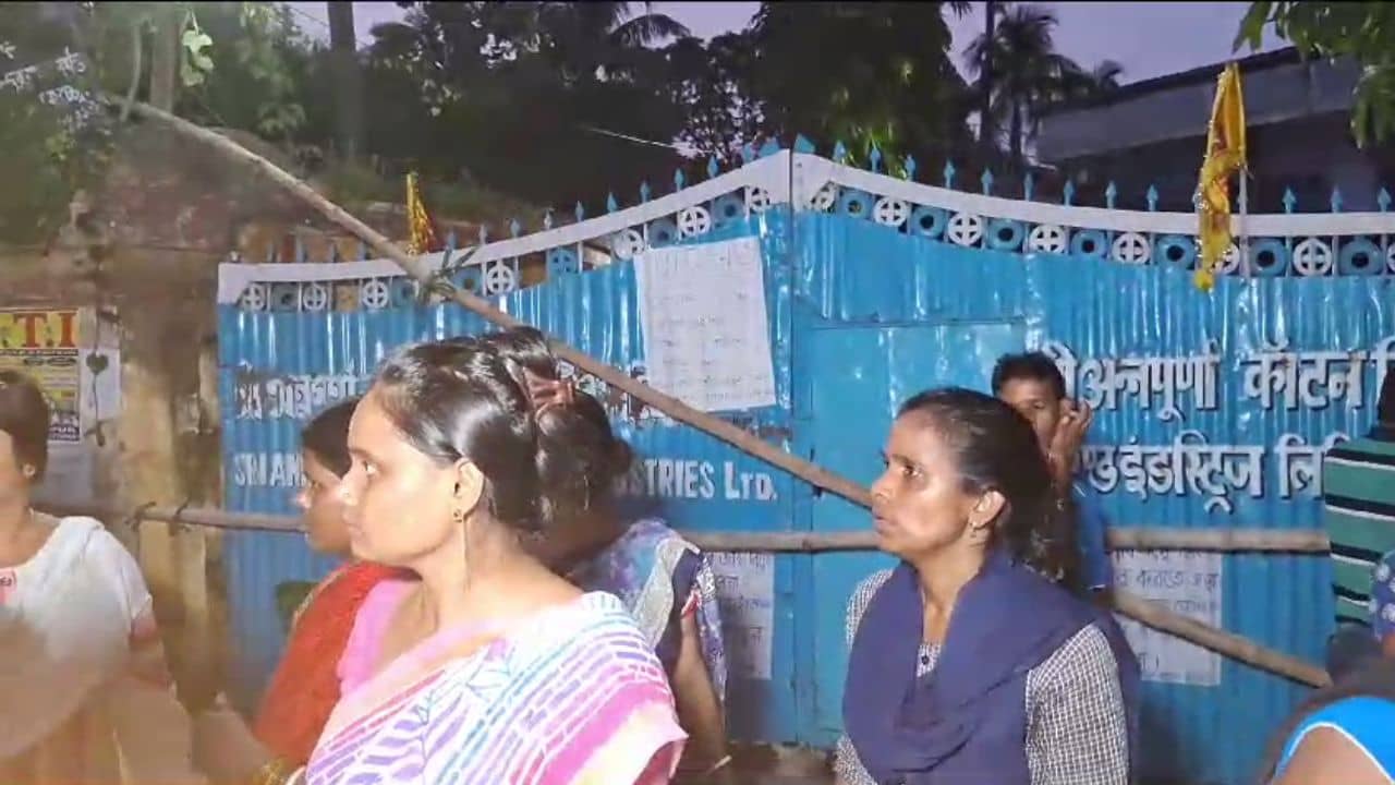 Arjun Singh: পুজোর মুখে বন্ধ হল ব্যারাকপুরের কটন মিল, বাঁশ দিয়ে গেট আটকে বিক্ষোভ, কর্মহীন শ্রমিকদের পাশে অর্জুন