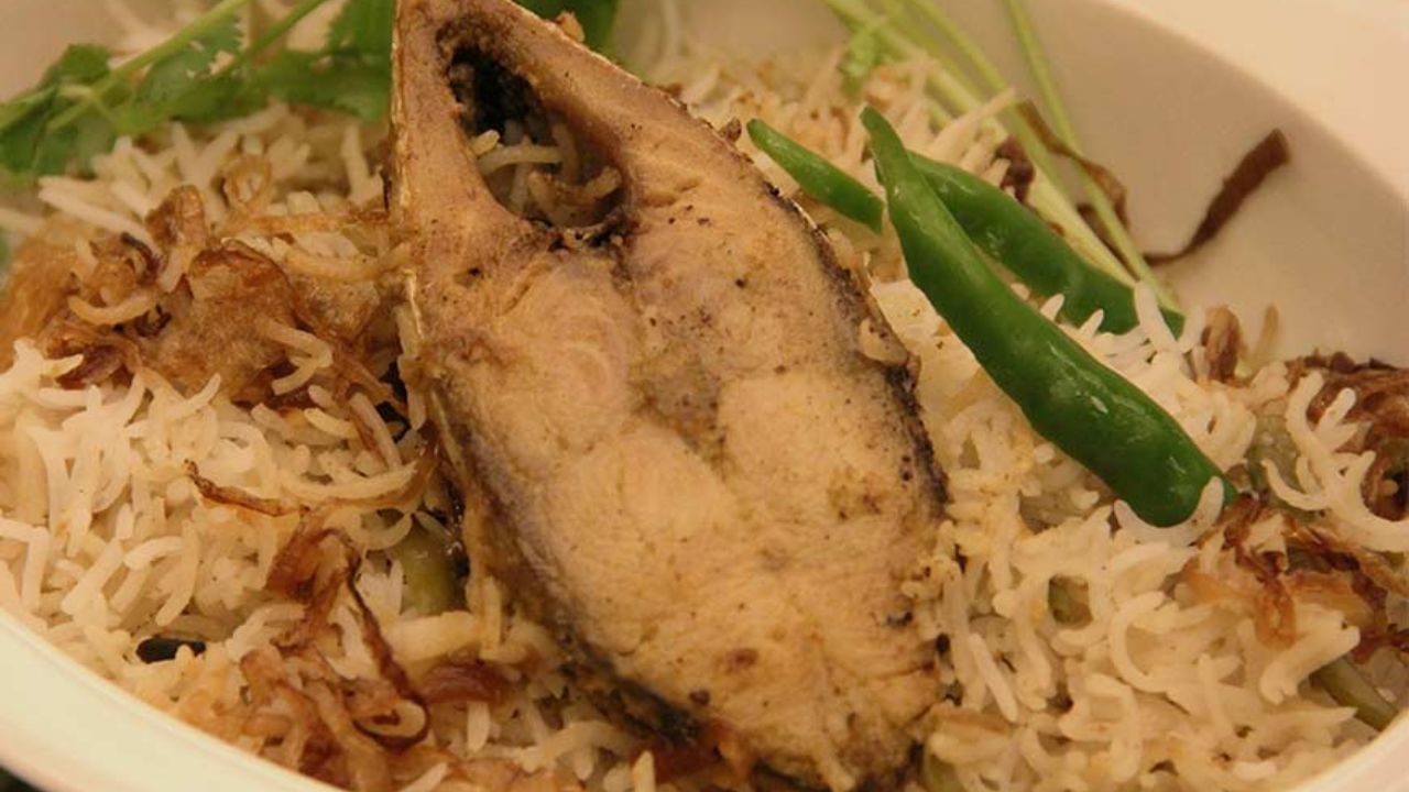 Ilish Biryani: নামমাত্র উপকরণ দিয়ে বানিয়ে নিন ইলিশ বিরিয়ানি, রইল ...