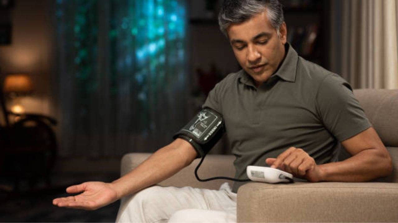 Blood Pressure Machine: বাড়িতে ডিজিটাল মেশিনে প্রেশার মাপেন? সঠিক ফলাফল পেতে কোন নিয়ম মানবেন, রইল টিপস