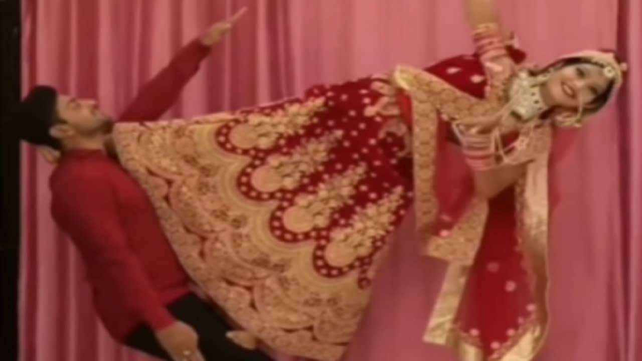 Viral Video: ফটোশুট না যোগাসন, ধরতে পারবেন না! বরের বুকে উঠে স্টান্ট দেখিয়ে ভাইরাল নববধূ..