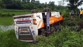 Bus Accident: কোলের বাচ্চা নিয়ে পড়লেন তরুণী, শালতোড়ায় বাস উল্টে কারও ফাটল মাথা, কারও ভাঙল হাত Bus Accident: কোলের বাচ্চা নিয়ে পড়লেন তরুণী, শালতোড়ায় বাস উল্টে কারও ফাটল মাথা, কারও ভাঙল হাত