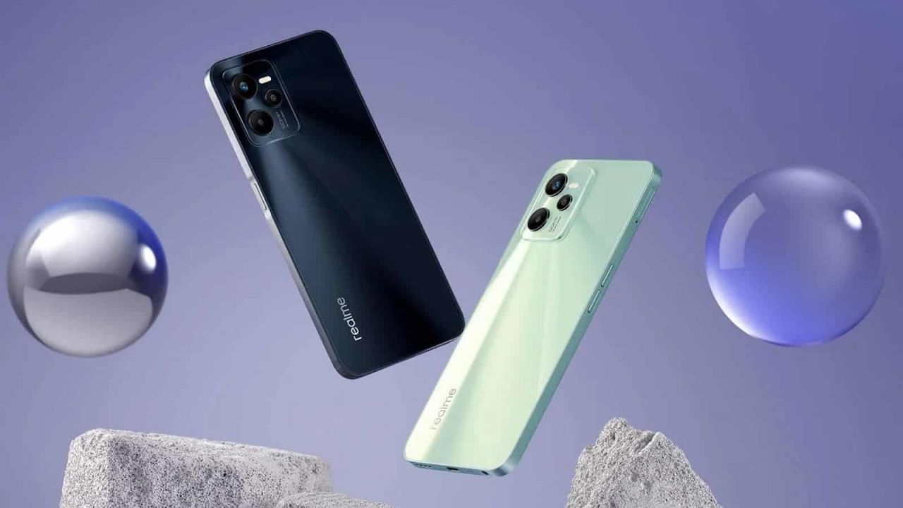 Realme C30 ফোনটি দু'টি স্টোরেজ ভ্যারিয়েন্টে কিনতে পারবেন। 2GB+32GB এবং 3GB+32GB স্টোরেজ মডেলগুলির দাম যথাক্রমে 7,499 টাকা ও 8,299 টাকা। মোট তিনটি কালার অপশন রয়েছে ফোনটির – লেক ব্লু, বাম্বু গ্রিন এবং ডেনিম ব্ল্যাক। 