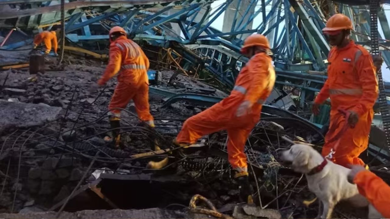 Crane Accident: ব্রিজ নির্মাণের কাজ চলাকালীন ক্রেন ছিড়ে পড়ে ভয়াবহ দুর্ঘটনা, মৃত অন্তত  ১৫