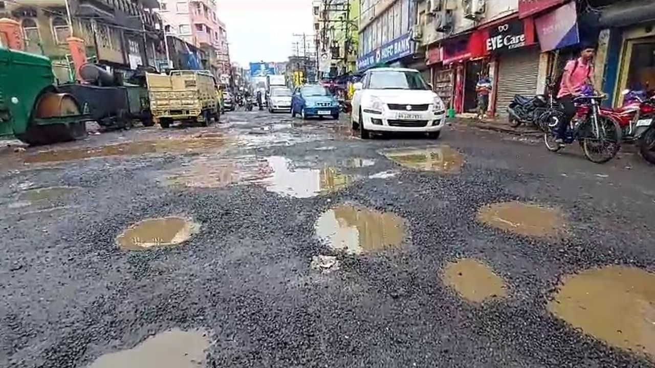 Dankuni Bad Road Condition: রাস্তা খারাপ, উদাহরণ চাঁদ!