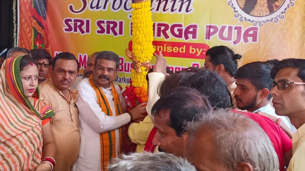 Dharmendra Pradhan: নিউ মার্কেটে খুঁটি পুজোয় অংশ নিলেন ধর্মেন্দ্র প্রধান, জনসংযোগের বার্তা কেন্দ্রীয় মন্ত্রীর