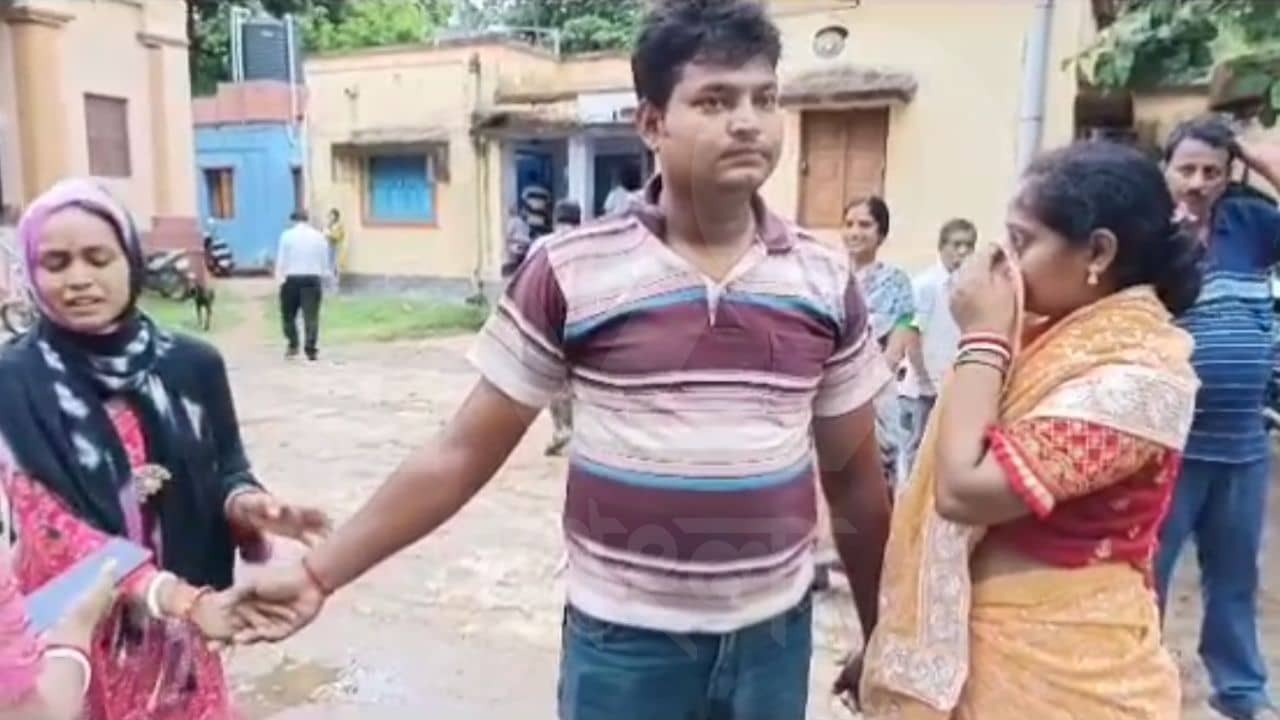 Divorce Case: কার স্বামী? আদালত চত্বরে এক যুবককে নিয়ে টানাটানি ২ যুবতীর