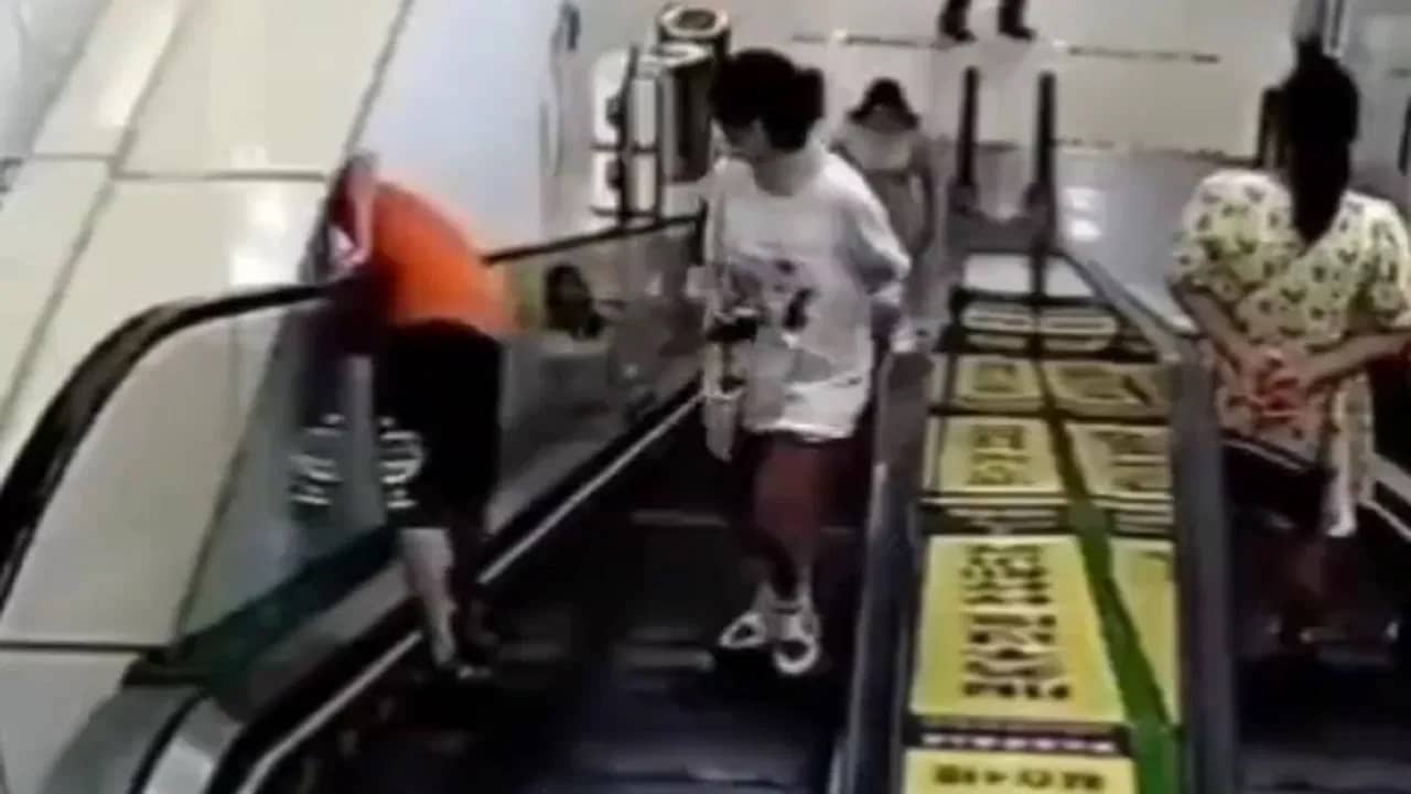 Viral Video: এসক্যালেটর ও দেওয়ালের মাঝে আটকে গেল এক কিশোরের মাথা, তারপরের দৃশ্য সত্যিই ভয়াবহ!