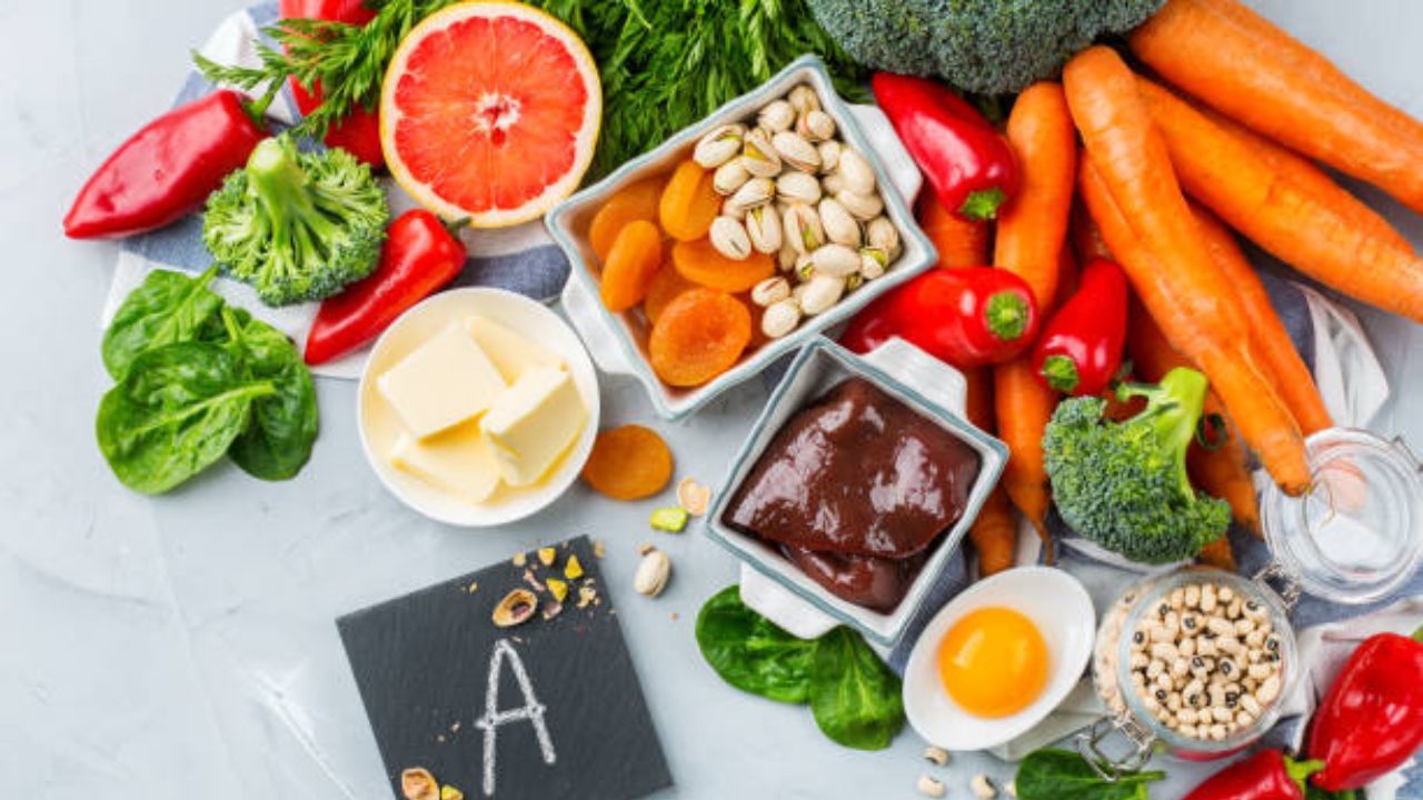 চোখকে ভাল রাখতে গেলে ভিটামিন এ জরুরি। শুষ্ক চোখ, চোখের সংক্রমণ রোধ করতে গেলে দেহে ভিটামিন এ-এর ঘাটতি হতে দেওয়া যাবে না। দুগ্ধজাত পণ্য, ডিমের হলুদ অংশ, গাজর, তাজা সবজি খান।