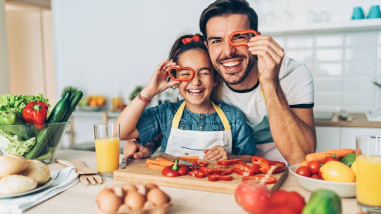 রোদ, ধুলোর সংস্পর্শে এসে চোখের সমস্যা বেশি দেখা দেয়। অনেক সময় দেহে পুষ্টির অভাব থাকলে বেশি চোখের সংক্রমণ বা সমস্যা দেখা দেয়। তাই বর্ষায় চোখের সমস্যা এড়াতে কী-কী পুষ্টি জরুরি, জেনে নিন। 