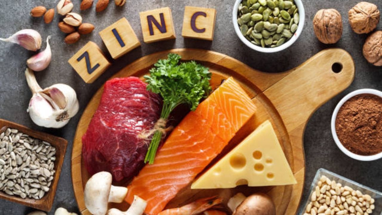 রেটিনার সমস্যা থেকে মুক্তি পেতে ডায়েটে রাখুন জিঙ্ক সমৃদ্ধ খাবার। রাতকানার সমস্যা থেকেও মুক্তি দেয় জিঙ্ক। অস্টার, কুমড়োর বীজ, চিনাবাদামে জিঙ্ক রয়েছে। এগুলো খেতে পারেন।  