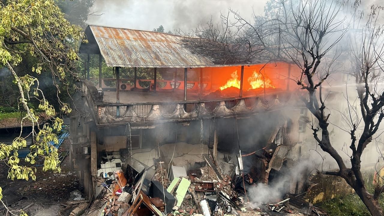 Balurghat Fire: গলগল করে বেরোচ্ছে লেলিহান শিখা, কালো ধোঁয়ায় চতুর্দিকে, জনস্বাস্থ্য দফতরে আগুন