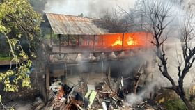 Balurghat Fire: গলগল করে বেরোচ্ছে লেলিহান শিখা, কালো ধোঁয়ায় চতুর্দিকে, জনস্বাস্থ্য দফতরে আগুন Balurghat Fire: গলগল করে বেরোচ্ছে লেলিহান শিখা, কালো ধোঁয়ায় চতুর্দিকে, জনস্বাস্থ্য দফতরে আগুন