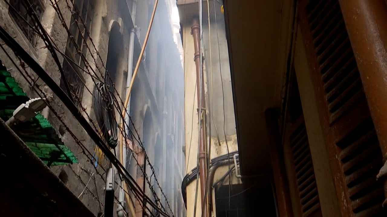 Fire at bowbazar: বউবাজারে বহুতলের বেসমেন্টে আগুন, সরানো হচ্ছে বাসিন্দাদের