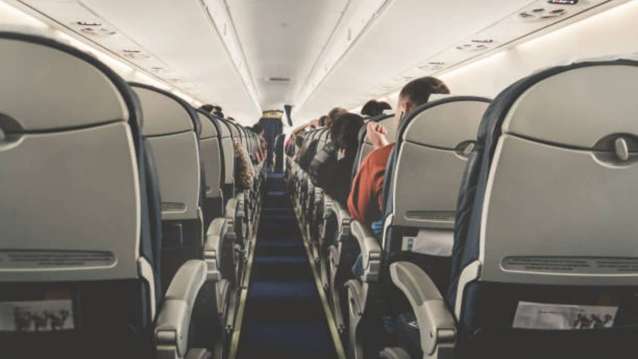 Air Travel Tips: ফ্লাইটে জুতো খুলে সিটের উপর পা তুলে বসা কি উচিত? প্রথমবার বিমানযাত্রায় এই ৫ বিষয় খেয়াল রাখুন