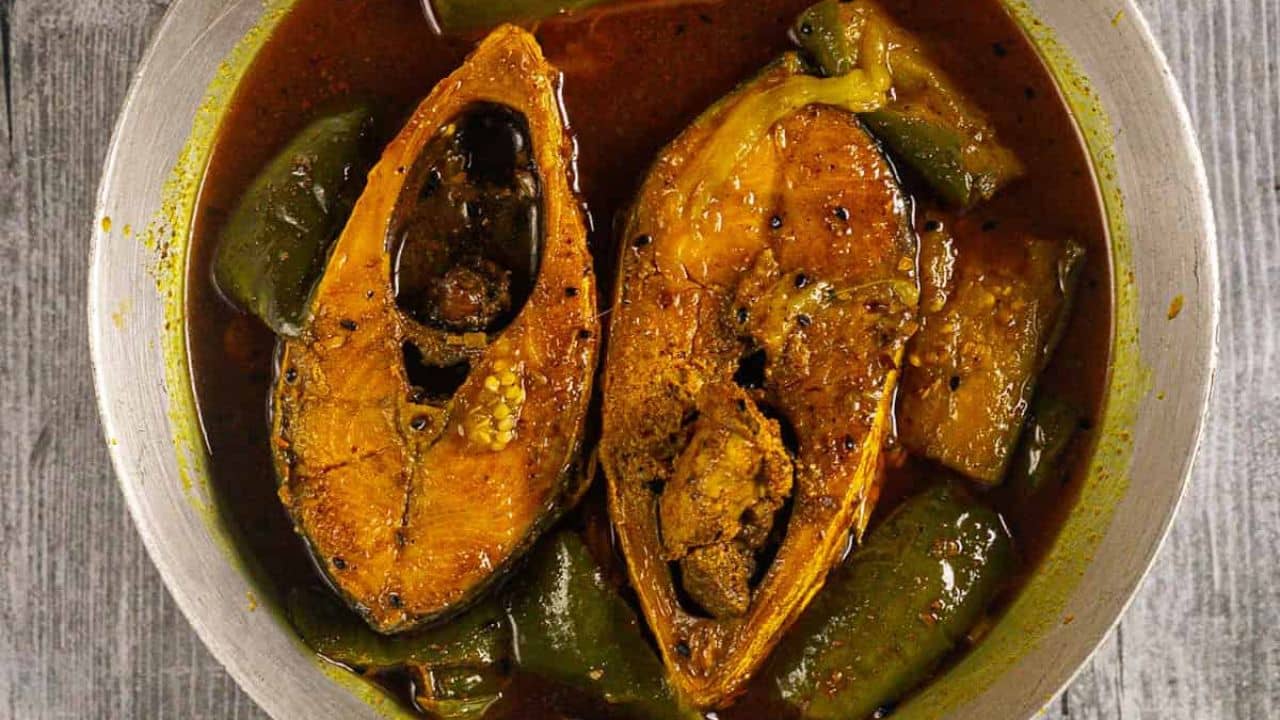 Hilsa Recipe: ঝোল, ভাপা নয়, লাঞ্চ টেবিলে নজর কাড়ুক ইলিশের তেল ঝাল, রইল রেসিপি