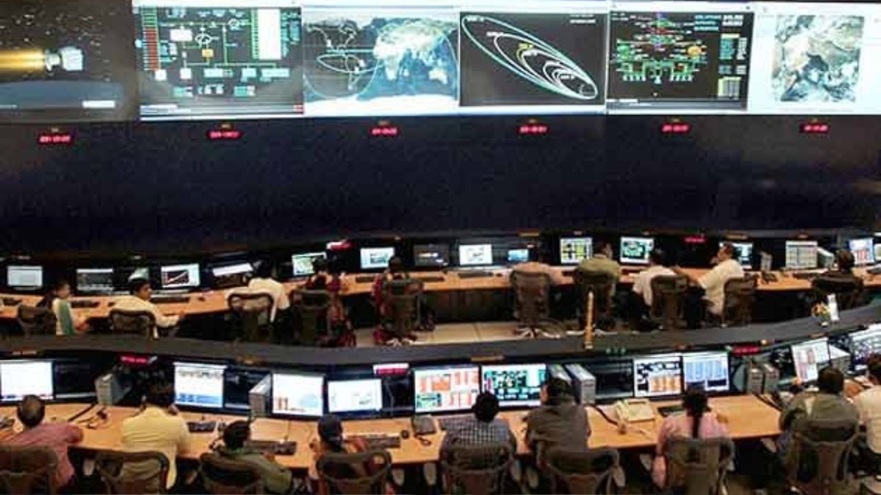 ISRO Jobs: চারিদিকে জয়জয়কার ISRO-র, দেশের মহাকাশ গবেষণা সংস্থায় কাজ করতে কী শিক্ষাগত যোগ্যতা লাগে জানেন?