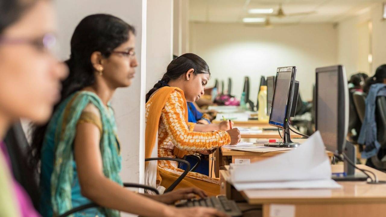 Central Govt Job: কেন্দ্রীয় সরকারি দফতরে চাকরির সুযোগ, ৬৫ বছর বয়সীরাও করতে পারেন আবেদন