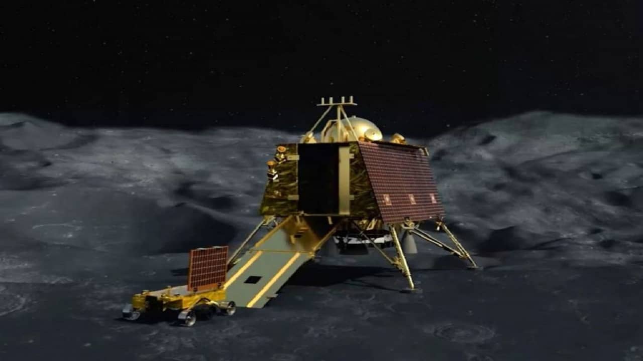 Chandrayaan-3 Update: চাঁদের বুকে সূর্যোদয় হতেই আশাবাদী ইসরোর বিজ্ঞানীরা, ঘুম ভাঙবে ল্যান্ডার-রোভারের?