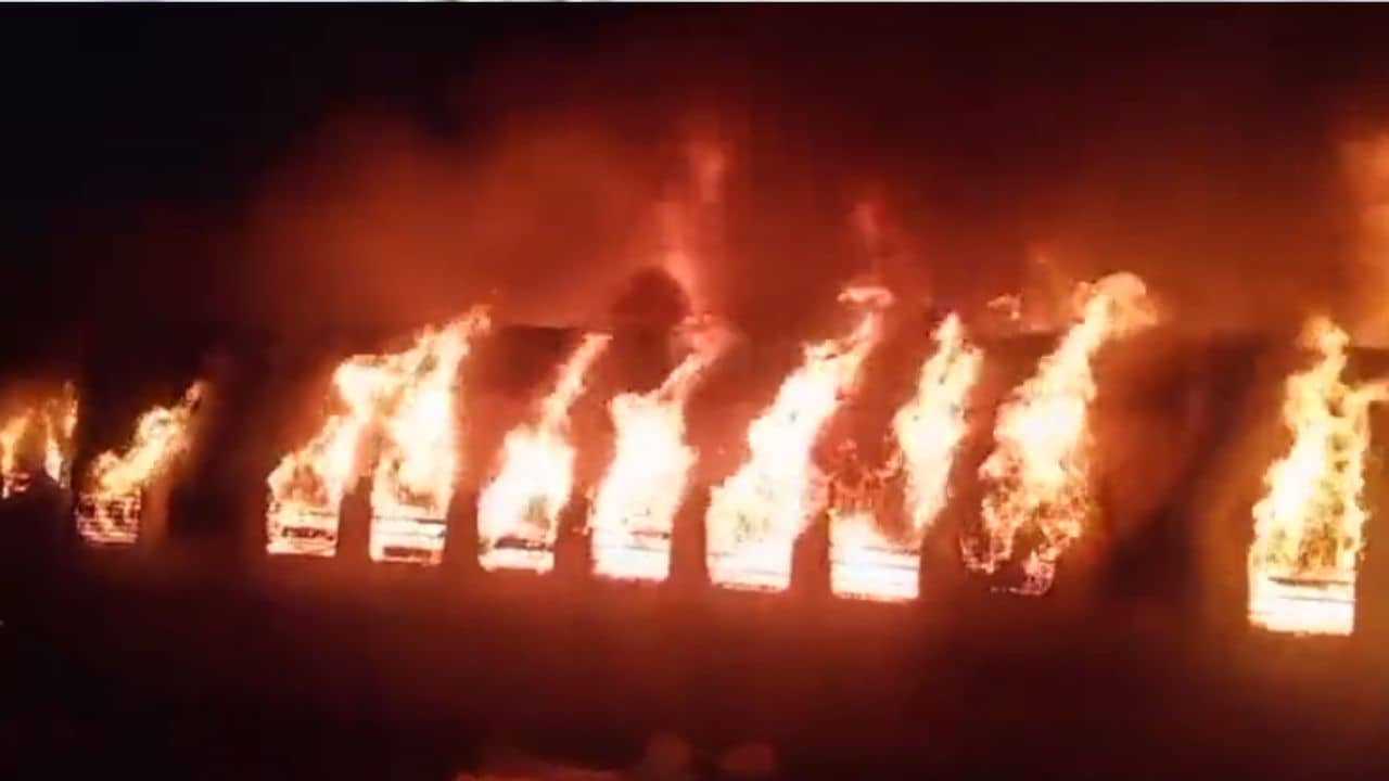 Madurai Train Fire: লুকিয়ে-চুরিয়ে ট্রেনের কামরায় তোলা হয়েছিল সিলিন্ডার, মাদুরাই অগ্নিকাণ্ডে গ্রেফতার ট্যুর অপারেটর