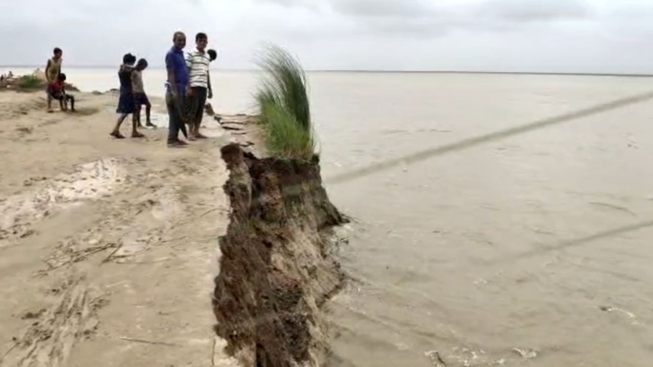 River Erosion: উত্তাল গঙ্গা, নদীভাঙন গিলে ফেলল আস্ত পুলিশ ক্যাম্প